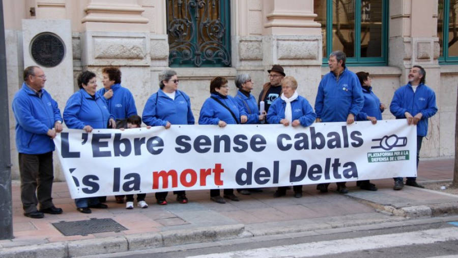 Activistes de la PDE amb la pancarta reivindicativa preparats per rebre el conseller. Foto: Jordi Marsal / ACN