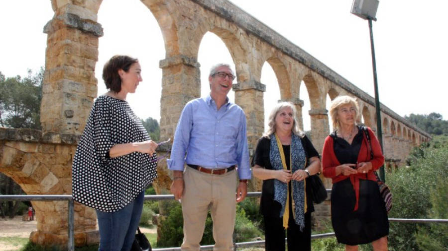 El candidat a la releeció pel PSC a Tarragona, Josep Fèlix Ballesteros, aquest dimecres al Pont del Diable amb altres membres de la seva candidatura. Foto: ACN