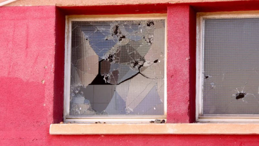 Pla detall d'un dels vidres trencats amb els actes vandàlics ocorreguts a l'escola Pau Casals del Vendrell. Foto: ACN