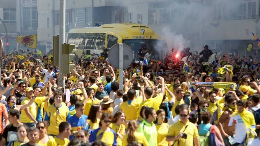 La afición del Cádiz recibe al autocar del equipo en los aledaños del Carranza. Foto: Diario de Cádiz