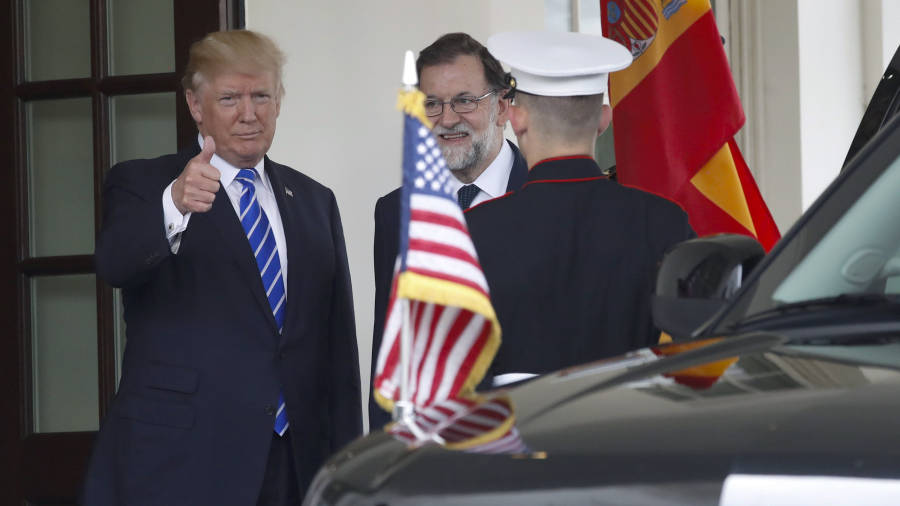 El presidente de Estados Unidos, Donald Trump, recibe al presidente del Gobierno, Mariano Rajoy, a su llegada hoy a la Casa Blanca. EFE/JuanJo Mart&iacute;n