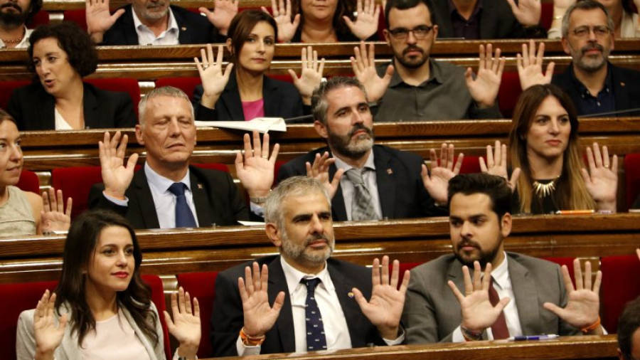 Els diputats de C's aixequen les mans escenificant que no voten a la proposta de resolució sobre el referèndum.