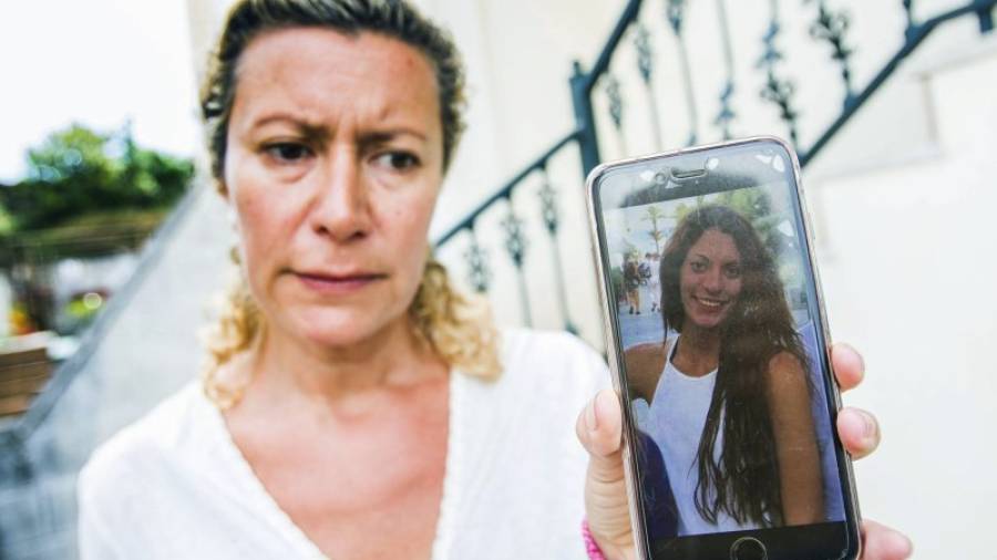 La madre de Diana Quer muestra una foto de su hija, de 18 años, de quien no se sabe nada desde el 22 de agosto cuando regresaba de una fiesta. EFE