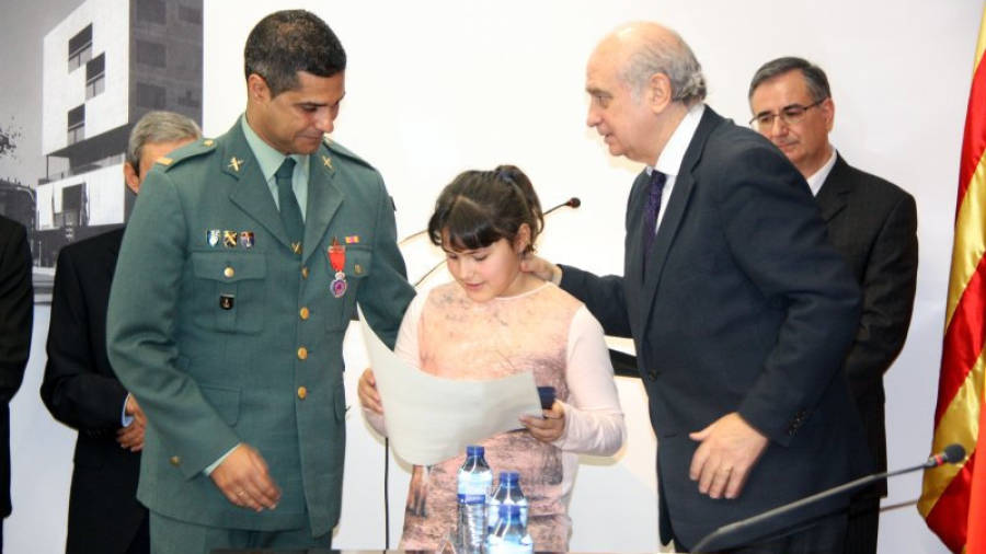 El ministre de l'Interior, Jorge Fernández Díaz, entregant la medalla al mèrit de Protecció Civil, a títol pòstum. Foto: ACN