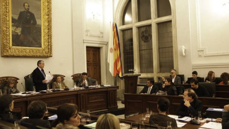 Pellicer y el socialista Andreu Martín (a la derecha, apuntando con el dedo) tuvieron una fuerte batalla dialéctica. Foto: Alba Mariné