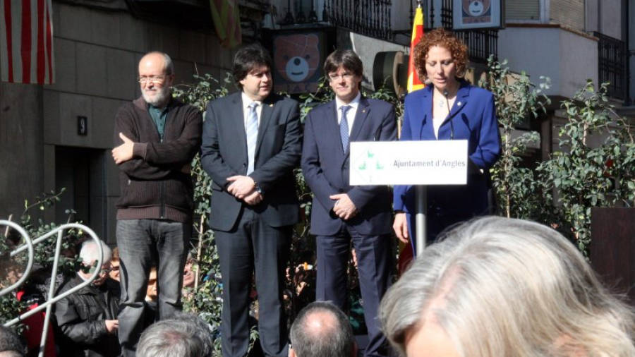 El president de la Generalitat, Carles Puigdemont, acompanyat pel conseller de Cultura, Santi Vila, i l'alcaldessa d'Angles, Astrid Desset, aquest dissabte 20 de febrer del 2016.