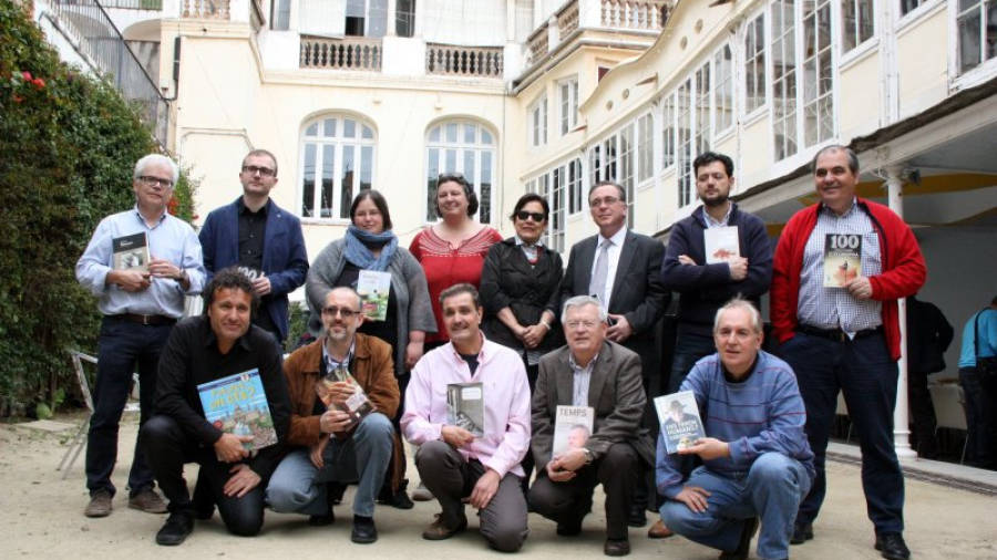 Els autors de Cossetània i les firmes Angle Editorial i Lectio, amb les seves novetats, a l'exterior del Teatre Metropol de Tarragona. Foto: ACN