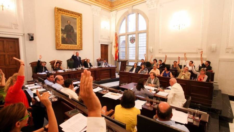 Imagen de archivo del día que el pleno del Ayuntamiento de Reus votó a favor de adherirse a la AMI. FOTO: A.MARINÉ/DT