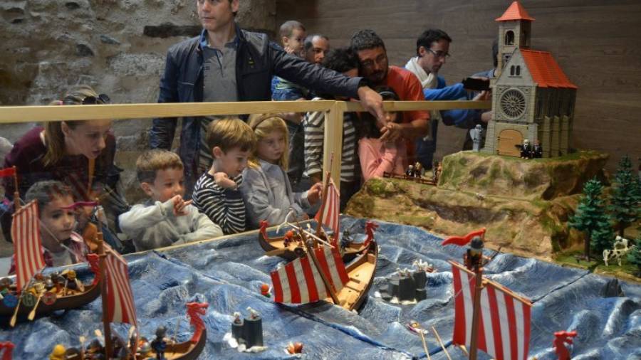 Petits i grans observant un diorama de Clickània dedicat als Víkings. Foto: M. Plana