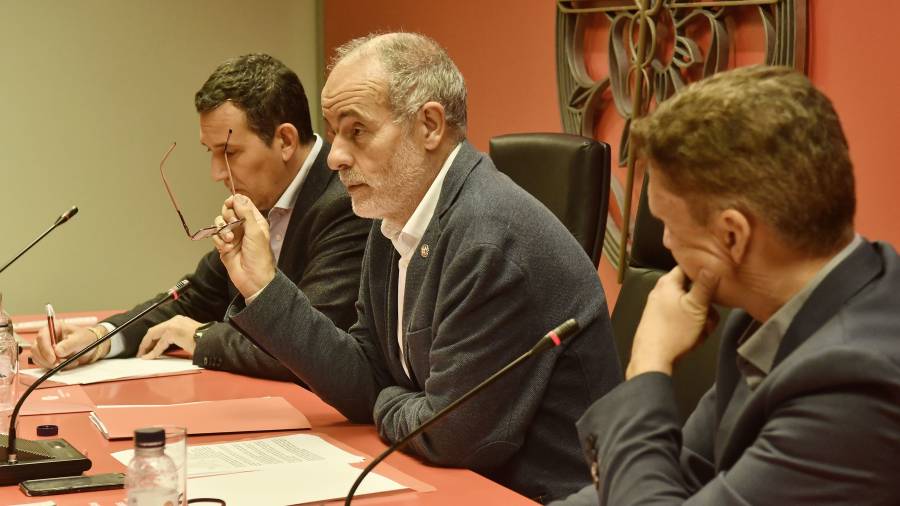 El socialista Joan Ruiz durante su intervención de ayer en la Cambra de Comerç de Reus. FOTO: A. GONZÁLEZ