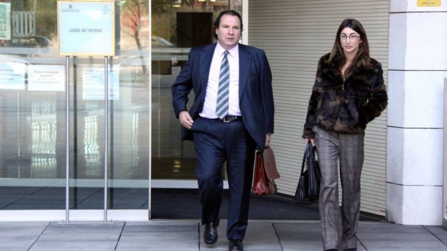 El exalcalde Daniel Masagué sale del juzgado de El Vendrell con su abogada, en noviembre del 2015. FOTO: ACN