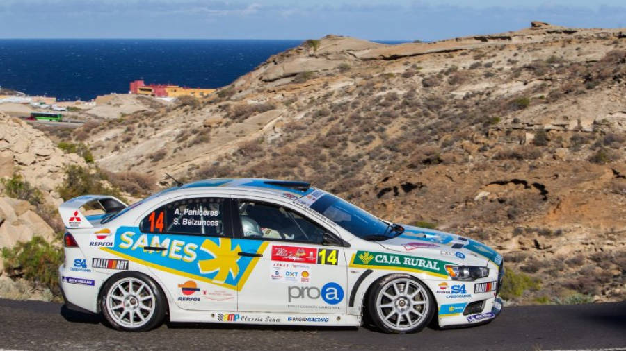 El piloto asturiano y su Lancer Evo X logran el triunfo entre los Mitsubishi en el Rallye Villa de Adeje.
