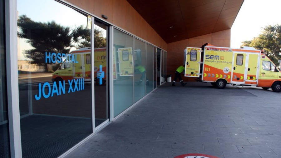 Una ambulància del SEM a l'exterior de les urgències de l'Hospital Joan XXIII de Tarragona. Foto: ACN