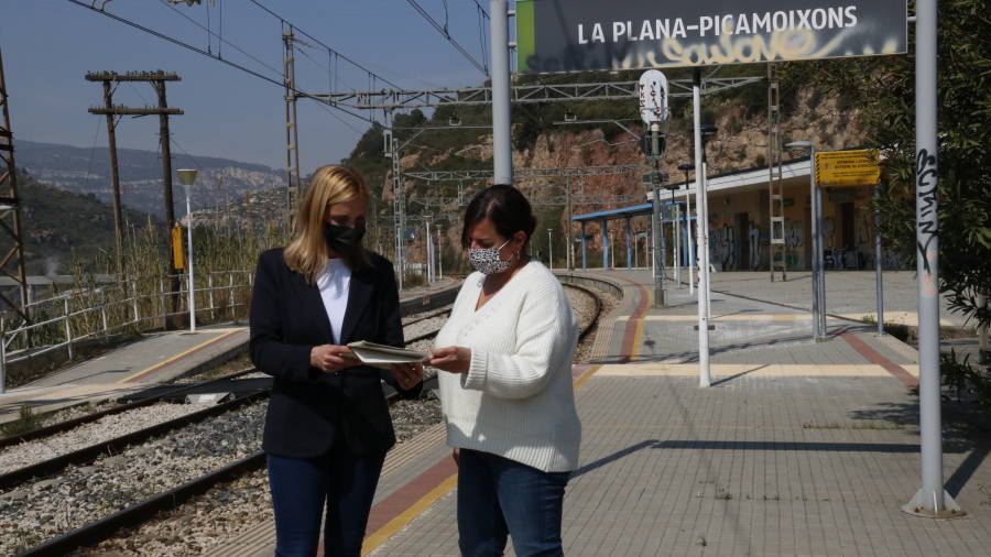 L'alcaldessa de Valls, Dolors Farré, i la regidora d'Urbanisme, Sònia Roca, a l'estació de tren de La Plana-Picamoixons, al terme municipal de Valls. FOTO: ACN