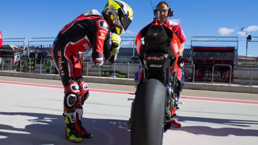 &Aacute;lvaro Bautista en los instantes previos a subir a su Ducati. Foto: Iv&aacute;n Jerez