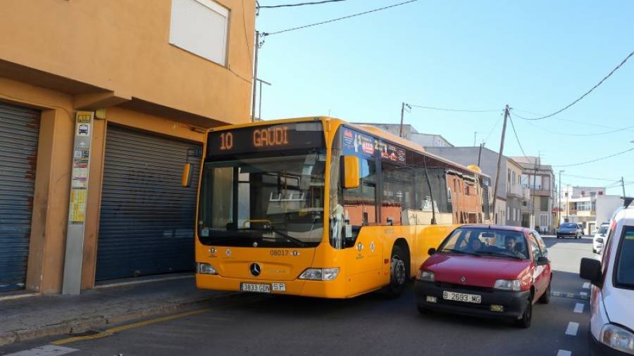 Un autobús de la línea 10 pasando por una calle del barrio Montserrat. FOTO: ALBA MARINÉ