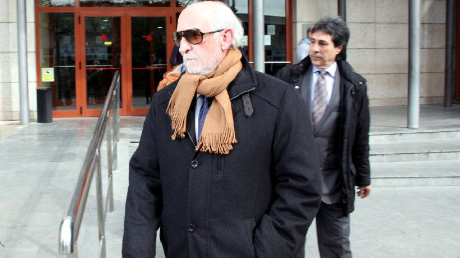 El propietario de Ambulebre, Bernardo Coslado, a la salida de los juzgados de Reus acompañado por su abogado, este lunes. Foto: ACN