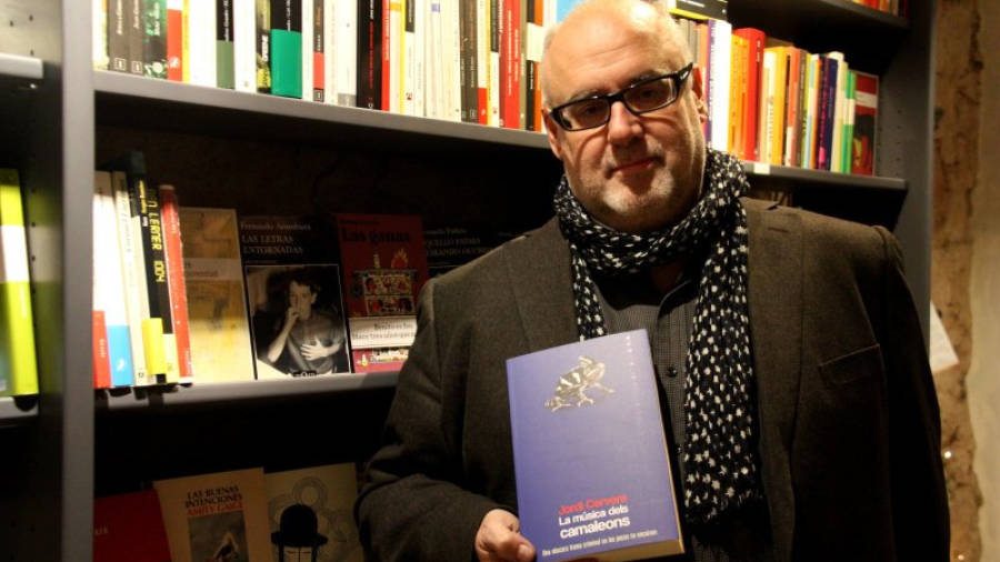 Jordi Cervera mostrant un exemplar de la seva nova novel·la negra 'La música dels camaleons'. Foto: ACN