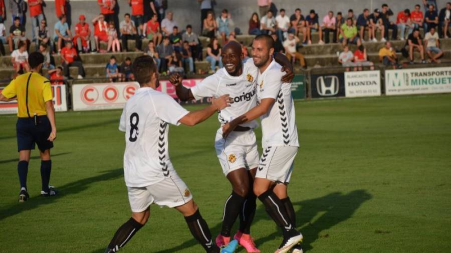 Emaná, celebrant el gol marcat aquest diumenge en l'amistós a Olot. Foto: Gimnàstic de Tarragona