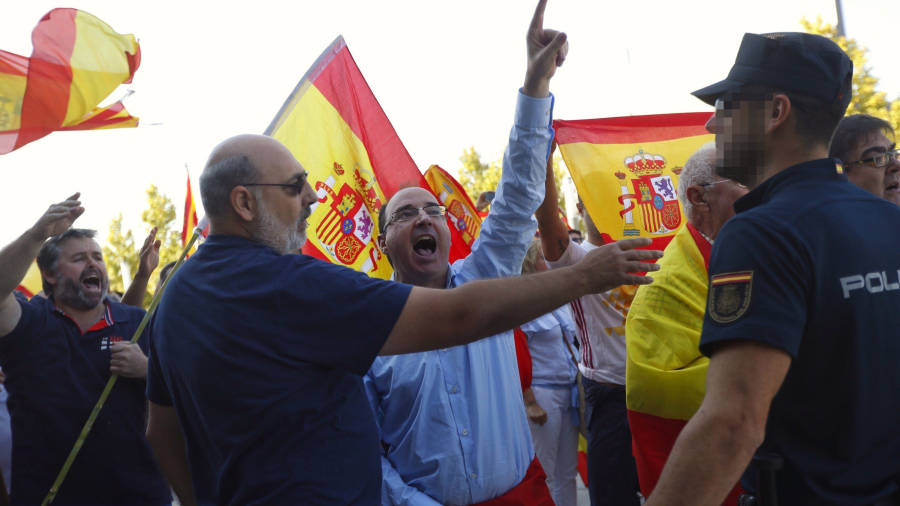 Un grupo de personas, con banderas espa&ntilde;olas y una pancarta con Sijena s&iacute;, ha recibido con distintas recriminaciones en el pabell&oacute;n Siglo XXI de Zaragoza. Foto: EFE