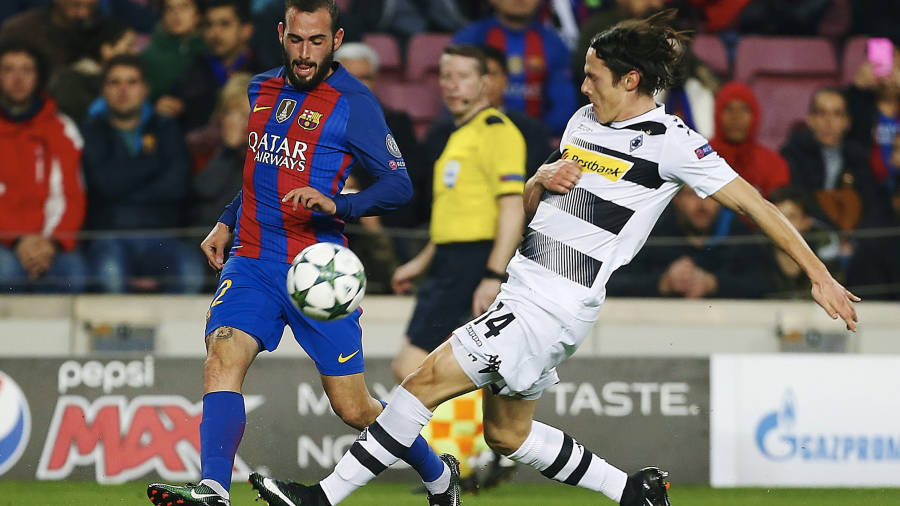 El defensa del FC Barcelona Aleix Vidal y el centrocampista alemÃ¡n del Borussia Monchengladbach Nico Schulz, el miÃ©rcoles. FOTO: EFE