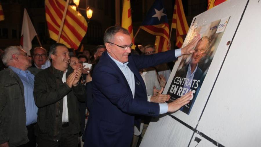 Carles Pellicer fue el primero en pegar su imagen de campaña en uno de los plafones de la plaza. Foto: Alba Mariné
