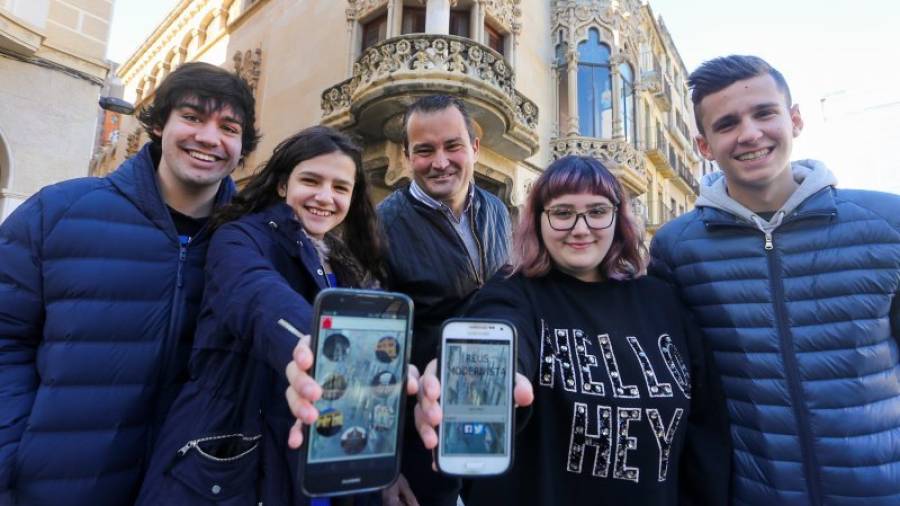 Els quatre alumnes creadors de l'app, acompanyats de Joaquim Soro, professor que ha coordinat el treball. FOTO: ALBA MARINÉ