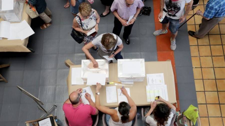 Imatge dels votants al local de la Colla Jove de Tarragona. Foto: Lluís Milian