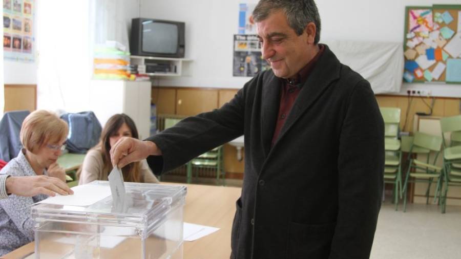 L´excap de llista d´Espluga Viva, Antoni Vendrell, votant el dia de les eleccions municipals. Foto: Laura Poblet