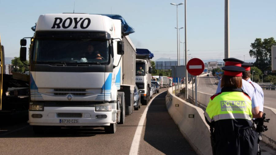 Col·lapse de camions al Port de Tarragona, en una protesta sindical. Foto: ACN