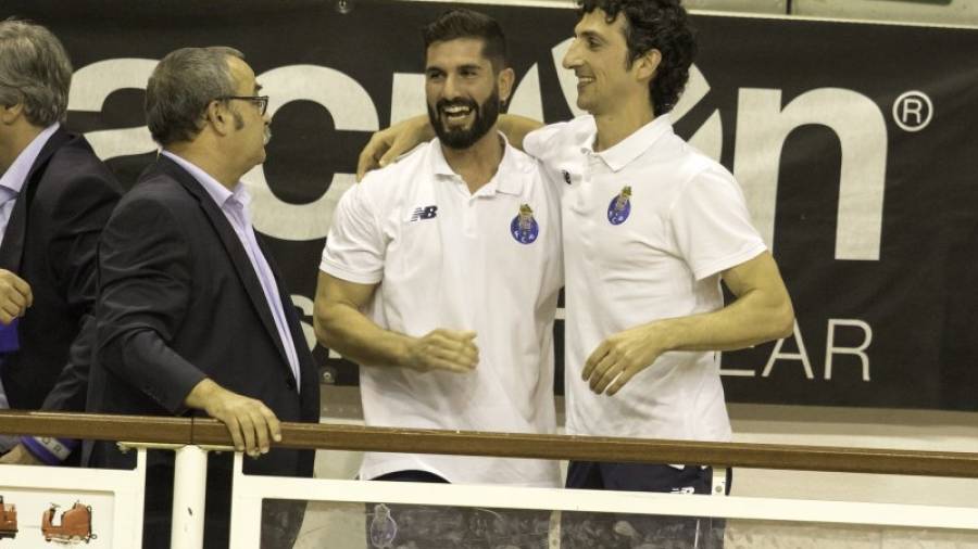 Carles López y Guillem Cabestany durante un partido con el Porto. Foto: HoqueiPT