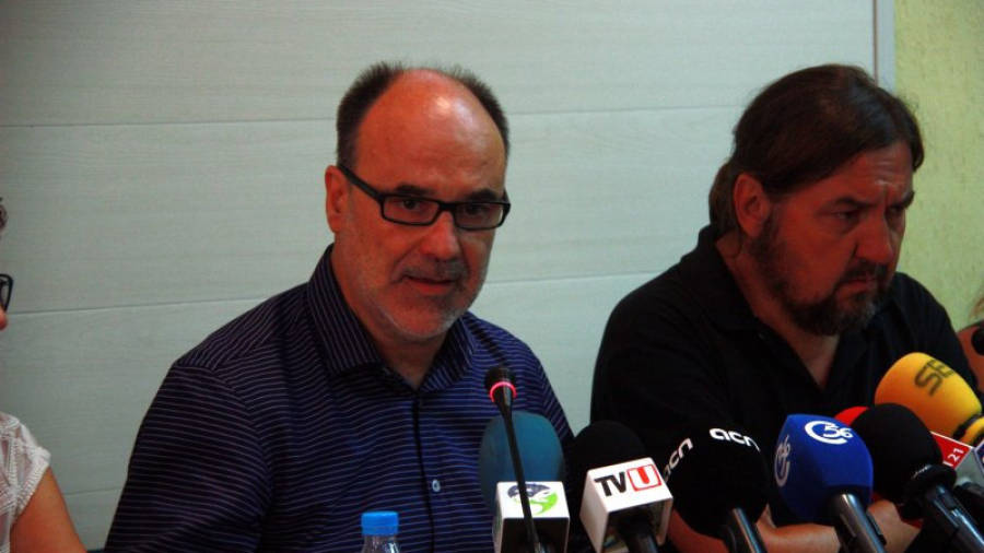 L´alcalde Alfons Montserrat, acompanyat de Manel Martí i de tot l´equip de govern, ahir. Foto: ACN