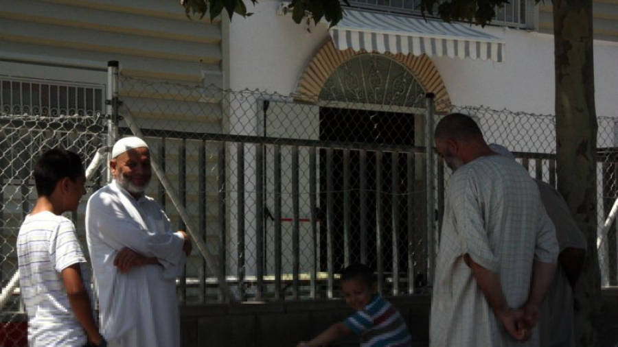 Homes musulmans conversant fora de la mesquita de Reus al polígon Granja Vila. Foto: ACN