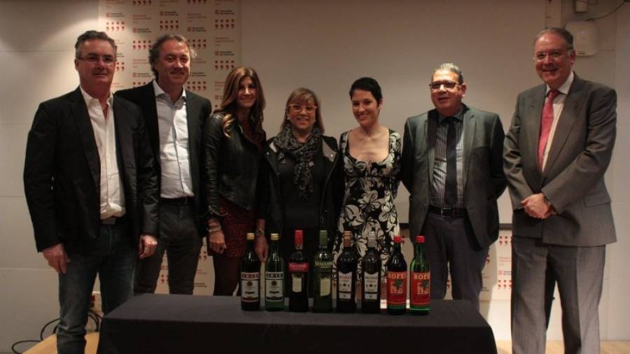 Representantes de la marca Vermut de Reus y la concejal Teresa Gomis, ayer en Madrid. Foto: DT