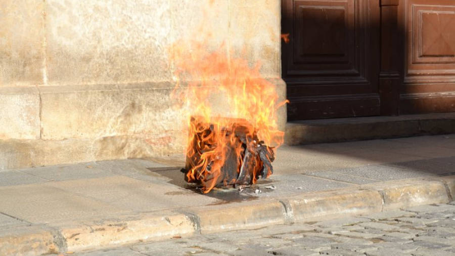 La caixa de cartró que simbolitzava la Constitució cremant davant de l'Ajuntament de Valls. Foto: Montse Plana