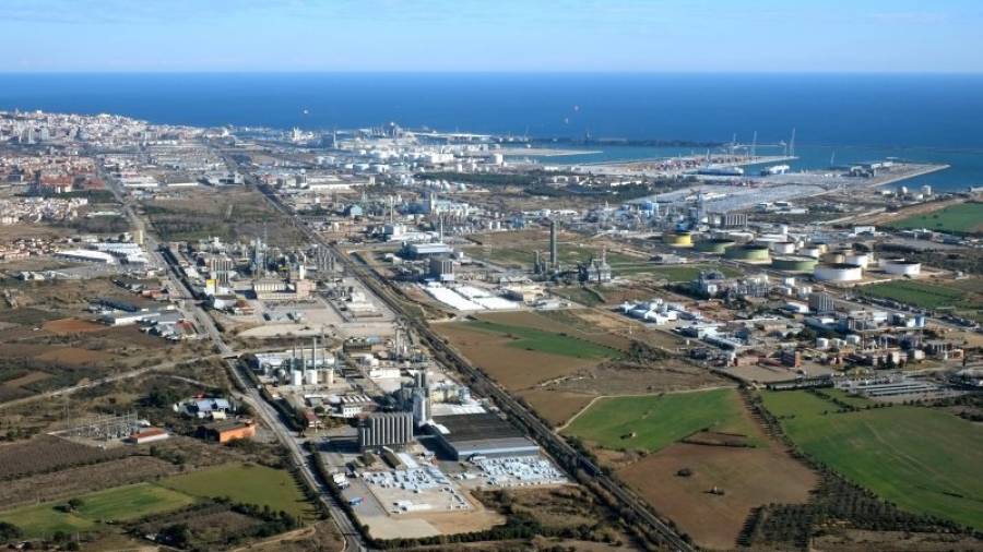Vista aérea del sector químico en Tarragona, con el Port al fondo. Foto: Cedida
