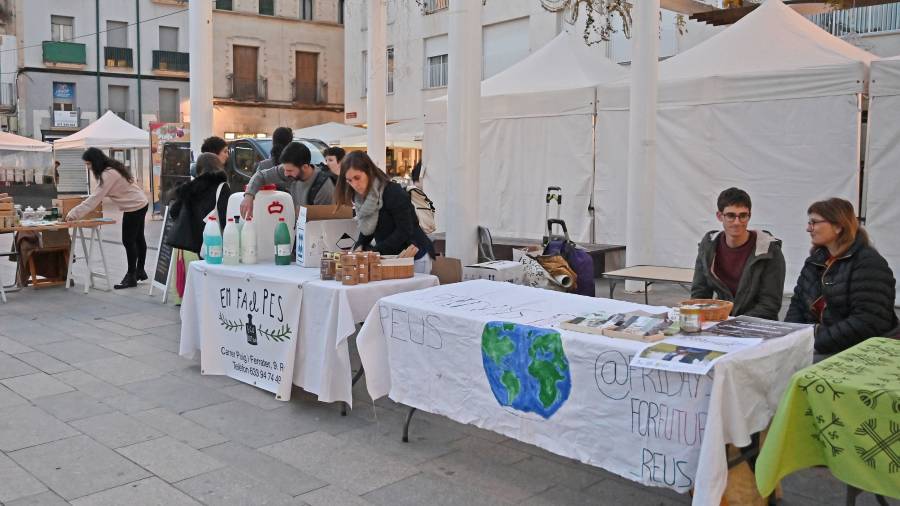 Fridays For Future Reus organizó ayer un mercado de productos ecológicos en la plaza Evarist Fàbregas. FOTO: ALFREDO GONZÁLEZ