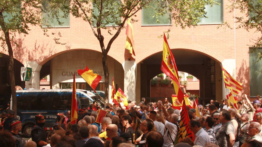 Banderes espanyoles davant la caserna de la Gu&agrave;rdia Civil, a la Travessera de Gr&agrave;cia de Barcelona, en la 'contramanifestaci&oacute; convocada en resposta a la concentraci&oacute; de la CUP-CC. Foto: ACN