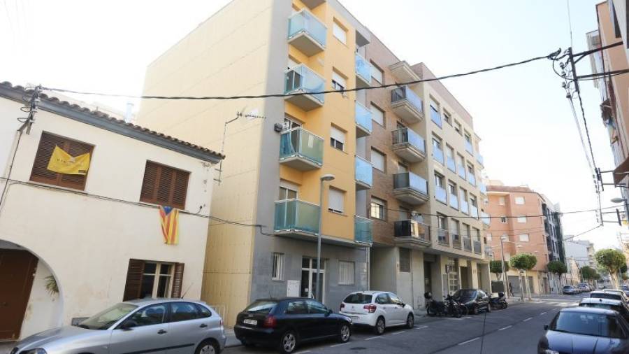 Los dos pisos en cuestión están en los bajos del 26 de la calle Ramon Berenguer IV de Cambrils. Foto: Alba Mariné