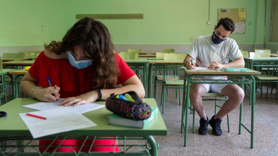 El Departament d'Eduació de la Generalitat señala que como norma general los familiares no podrán acceder a la escuela para acompañar a los alumnos. Foto. EFE