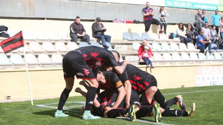 Los jugadores del CF Reus celebran en piña el segundo gol de ayer ante el Alcoyano. Foto: Alba Mariné