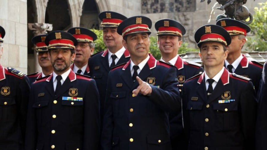 El major dels Mossos d'Esquadra, Josep Lluís Trapero, envoltat de comissaris. Foto: ACN