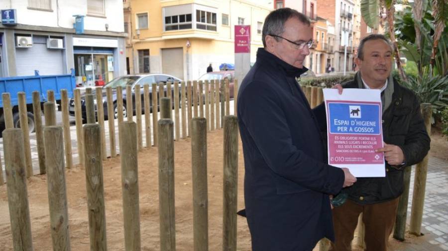 El alcalde y el concejal de Via Pública, ante uno de los 'pipicanes' inaugurados el martes. Foto: Ajuntament de Reus