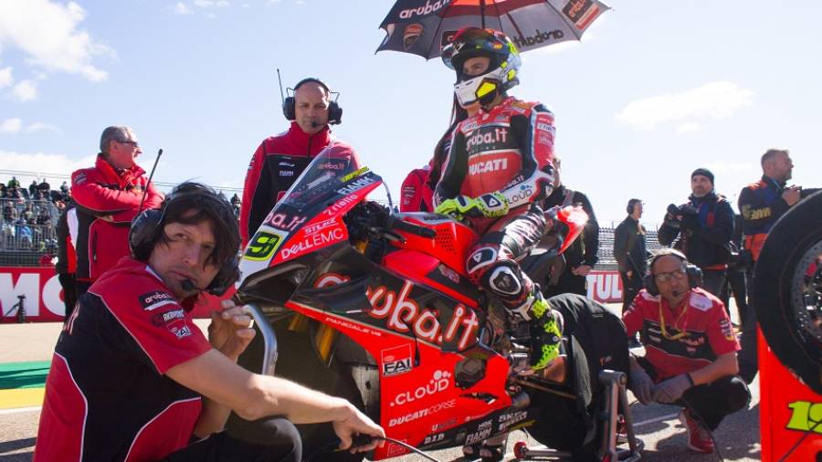 &Aacute;lvaro Bautista en la parrilla de salida con algunos miembros de su equipo, el&nbsp;Aruba.it Ducati. Foto: Iv&aacute;n Jerez