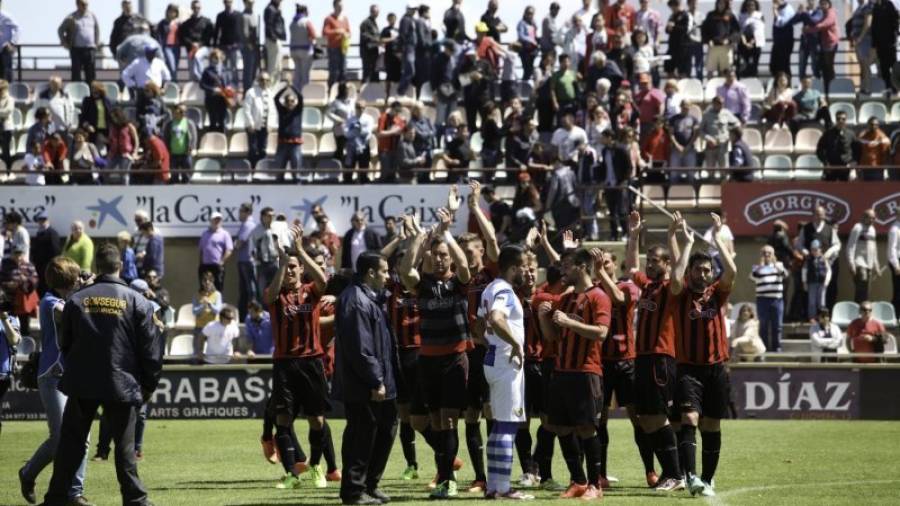 Los jugadores del CF Reus, aplaudiendo a los aficionados el pasado domingo ante el Hércules. Foto: Alba Mariné