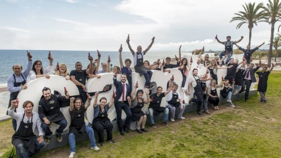 Els representants dels 51 establiments participants en una imatge conjunta a les noves lletres de Cambrils. Foto: Cedida
