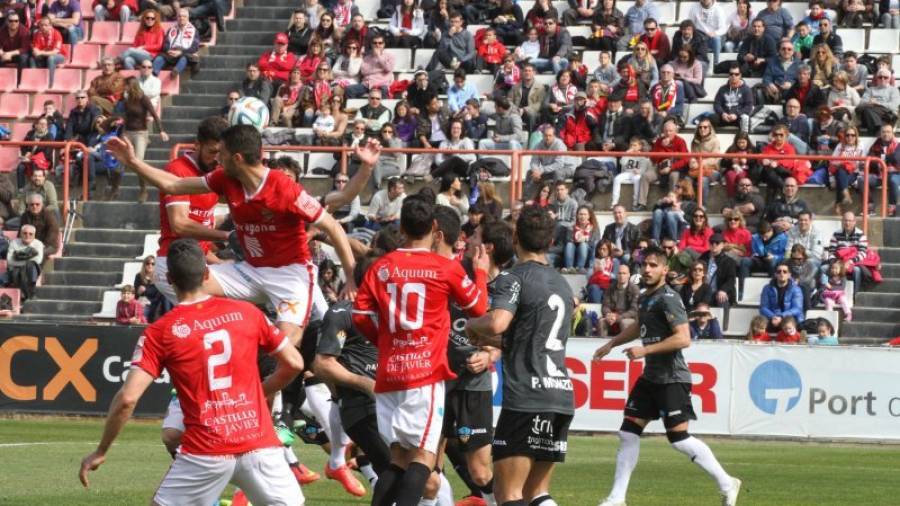 Pablo Marí remata el saque de esquina lanzado por Marc Martínez entre medio de dos jugadores del Lleida. Foto: Lluís Milián