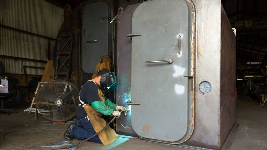 Un trabajador arregla uno de los refugios mas vendidos de la empresa Atlas Survival Shelters, el refugio antibombas FallNado. Foto: EFE