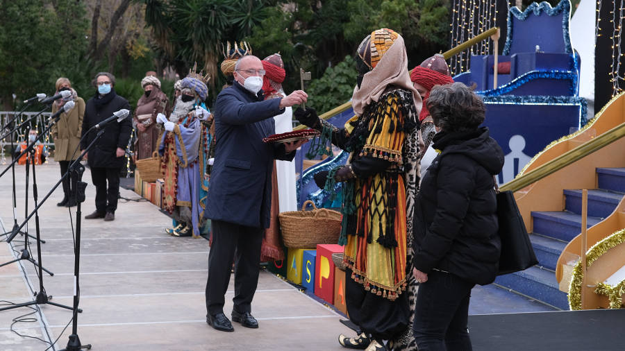 El alcalde, Carles Pellicer, entregando las llaves de la ciudad a los Reyes Magos. FOTO: Fabián Acidres