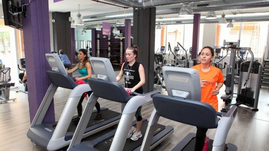 Tres socias del AnyTime Fitness, en plena actividad física el pasado martes por la mañana. Foto:alba mariné